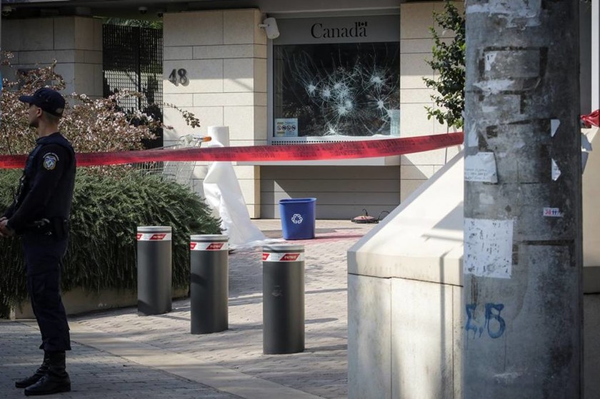 Ρουβίκωνας: Το βίντεο της επίθεσης στην πρεσβεία του Καναδά