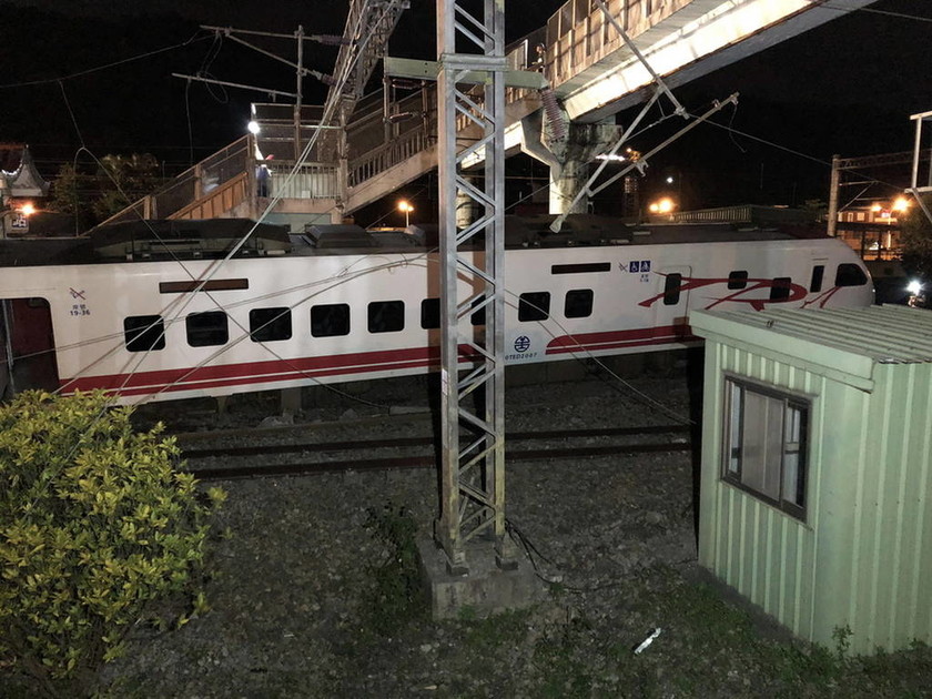 Τραγωδία στην Ταϊβάν: Πολύνεκρο δυστύχημα με εκτροχιασμό τρένου