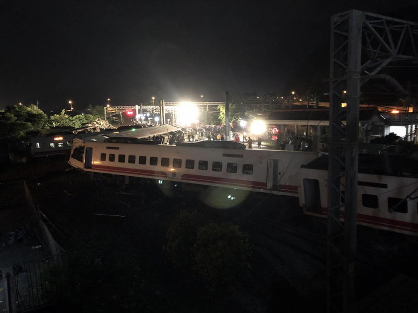 Τραγωδία στην Ταϊβάν: Πολύνεκρο δυστύχημα με εκτροχιασμό τρένου