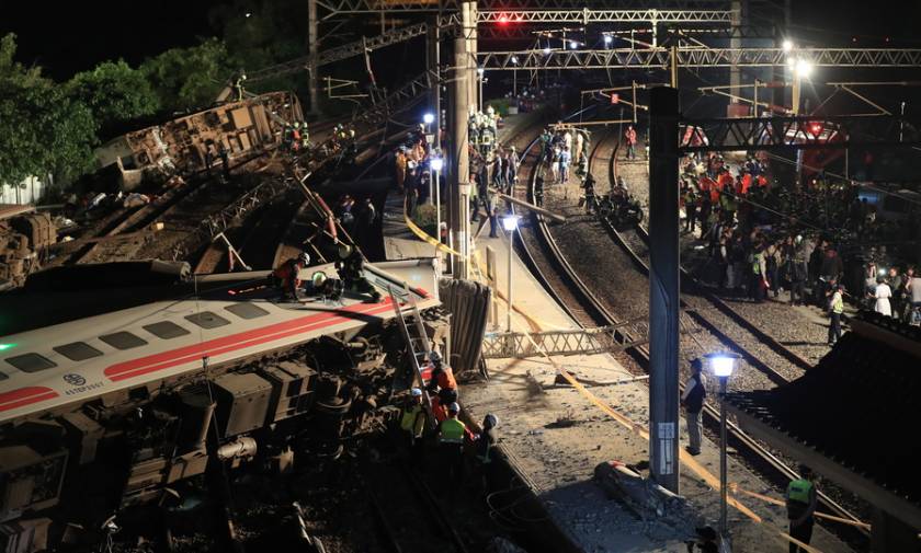 Χωρίς τέλος η τραγωδία από τον εκτροχιασμό τρένου στην Ταϊβάν: Δεκάδες οι νεκροί (pics+vids)