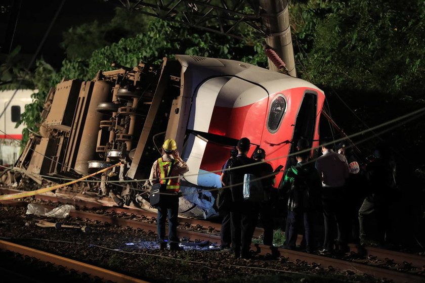 Εκτροχιασμός τρένου στην Ταϊβάν: Αυξάνεται ο αριθμός των νεκρών (pics)