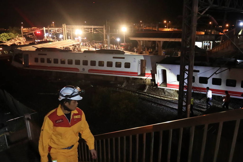 Εκτροχιασμός τρένου στην Ταϊβάν: Αυξάνεται ο αριθμός των νεκρών (pics)