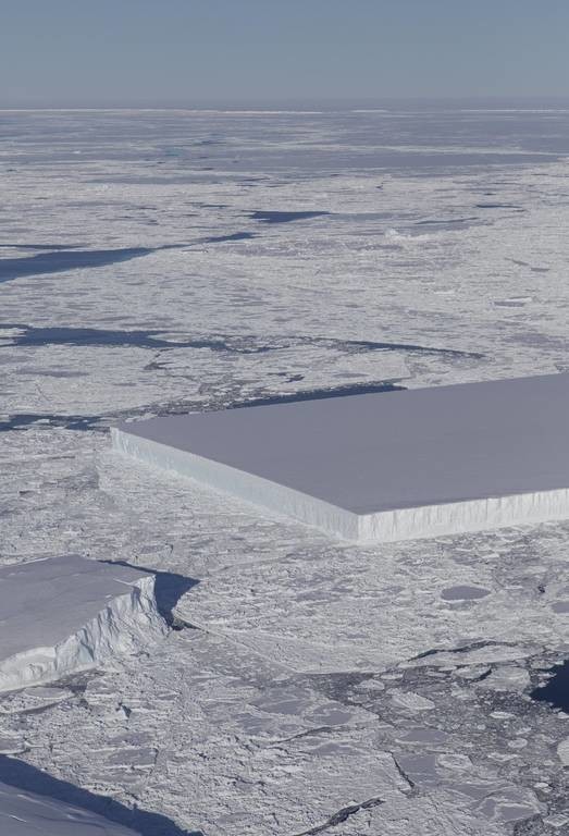 Εντυπωσιακό! Ένα πρωτοφανές γεωμετρικό παγόβουνο σαν γιγάντιο παγάκι φωτογράφησε η NASA