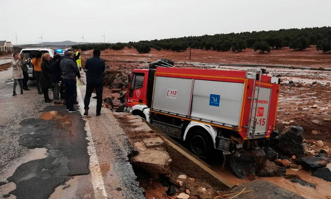 Τραγωδία στην Ισπανία: Πυροσβέστης έχασε τη ζωή του από τις σαρωτικές πλημμύρες (pics+vid)