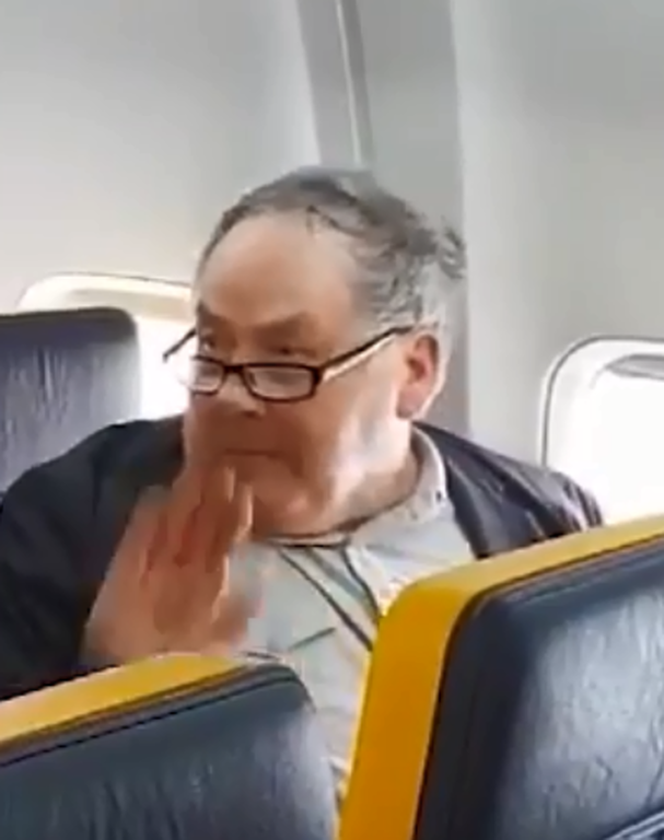 Σάλος με το βίντεο που καταγράφει το ρατσιστικό «παραλήρημα» επιβάτη κατά τη διάρκεια πτήσης