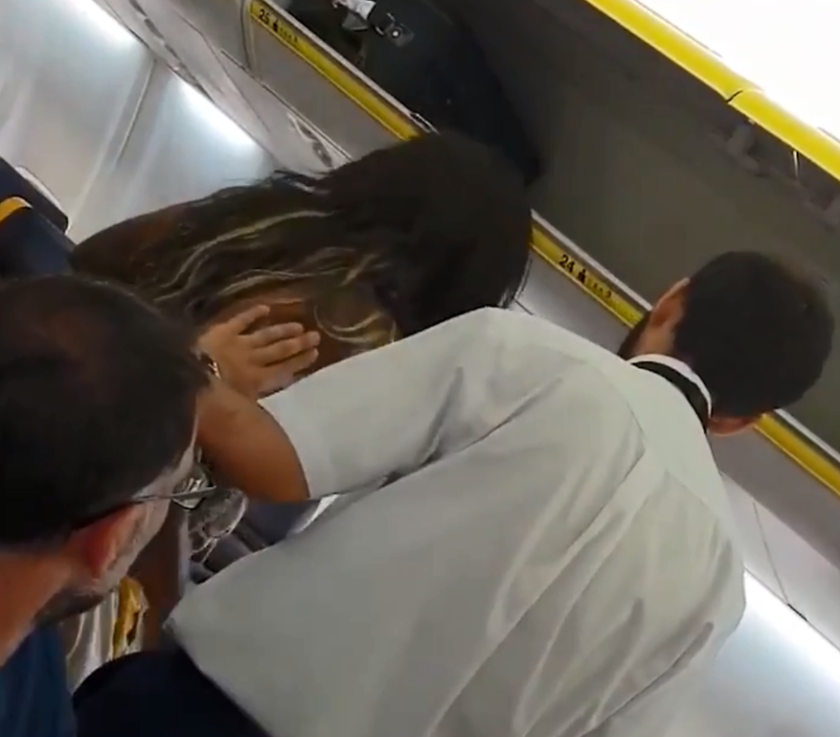 Σάλος με το βίντεο που καταγράφει το ρατσιστικό «παραλήρημα» επιβάτη κατά τη διάρκεια πτήσης