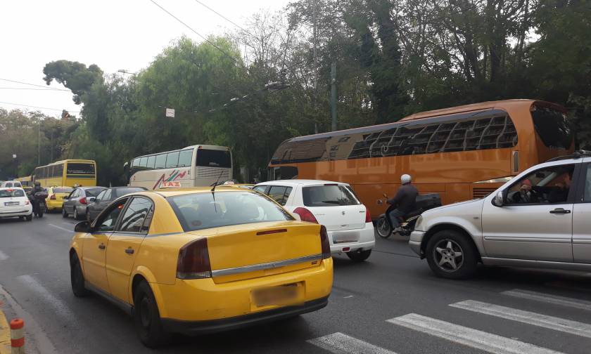 Αυτοψία Newsbomb.gr: Κίνηση στην Αθήνα - Πώς τα τουριστικά λεωφορεία επιδεινώνουν το πρόβλημα (pics)