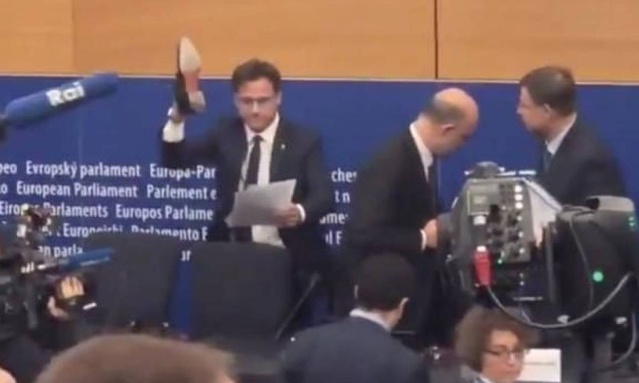 Έξαλλος Ιταλός ευρωβουλευτής έβγαλε το παπούτσι του και «συνέθλιψε» τις σημειώσεις Μοσκοβισί (vid)