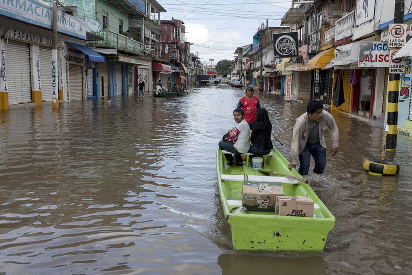 Ο τυφώνας Ουίλα σαρώνει το Μεξικό: Συγκλονιστικές εικόνες (pics+vid)