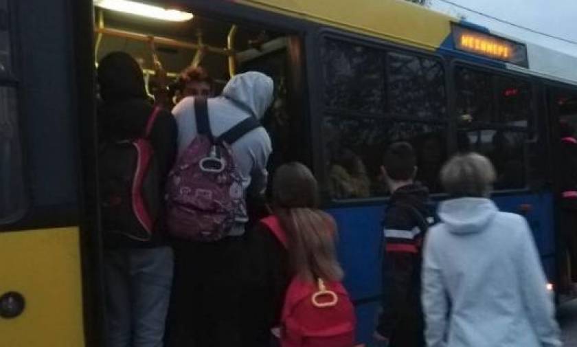 Τριτοκοσμικές εικόνες στη Θεσσαλονίκη: Το αδιαχώρητο με μαθητές σε λεωφορείο του ΟΑΣΘ (vid)