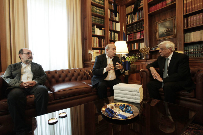 Ο Ν.Βούτσης παρέδωσε στον Π.Παυλόπουλο τους πρώτους 4 τόμους του «Φακέλου της Κύπρου»