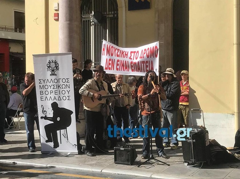 Θεσσαλονίκη: Στο πλευρό των μουσικών που διαμαρτύρονταν για προσαγωγή συναδέλφου τους ο Manu Chaο