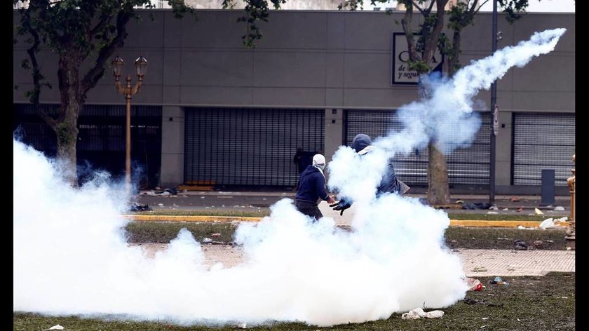 Βίαια επεισόδια στην Αργεντινή: Διέλυσαν τεράστια διαδήλωση κατά της λιτότητας με πλαστικές σφαίρες