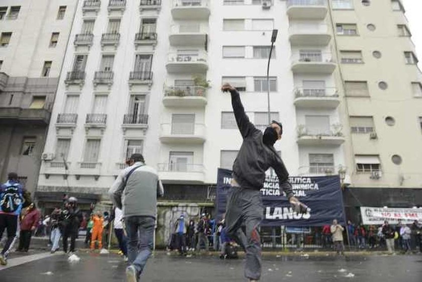 Βίαια επεισόδια στην Αργεντινή: Διέλυσαν τεράστια διαδήλωση κατά της λιτότητας με πλαστικές σφαίρες