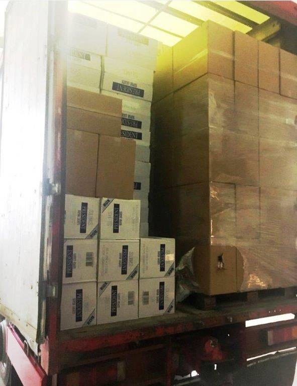 Μέγαρα: Εντοπίστηκε αποθήκη με 320.000 λαθραία πακέτα τσιγάρων (pics)