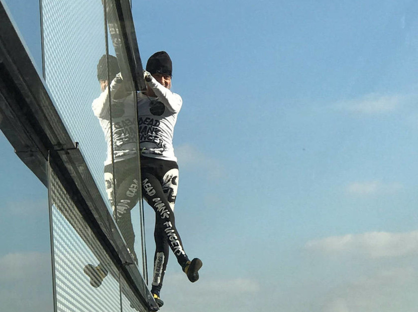 Κόβει ξανά την ανάσα ο Γάλλος «Spiderman»: Σκαρφάλωσε 230 μέτρα χωρίς εξοπλισμό και… συνελήφθη (vid)