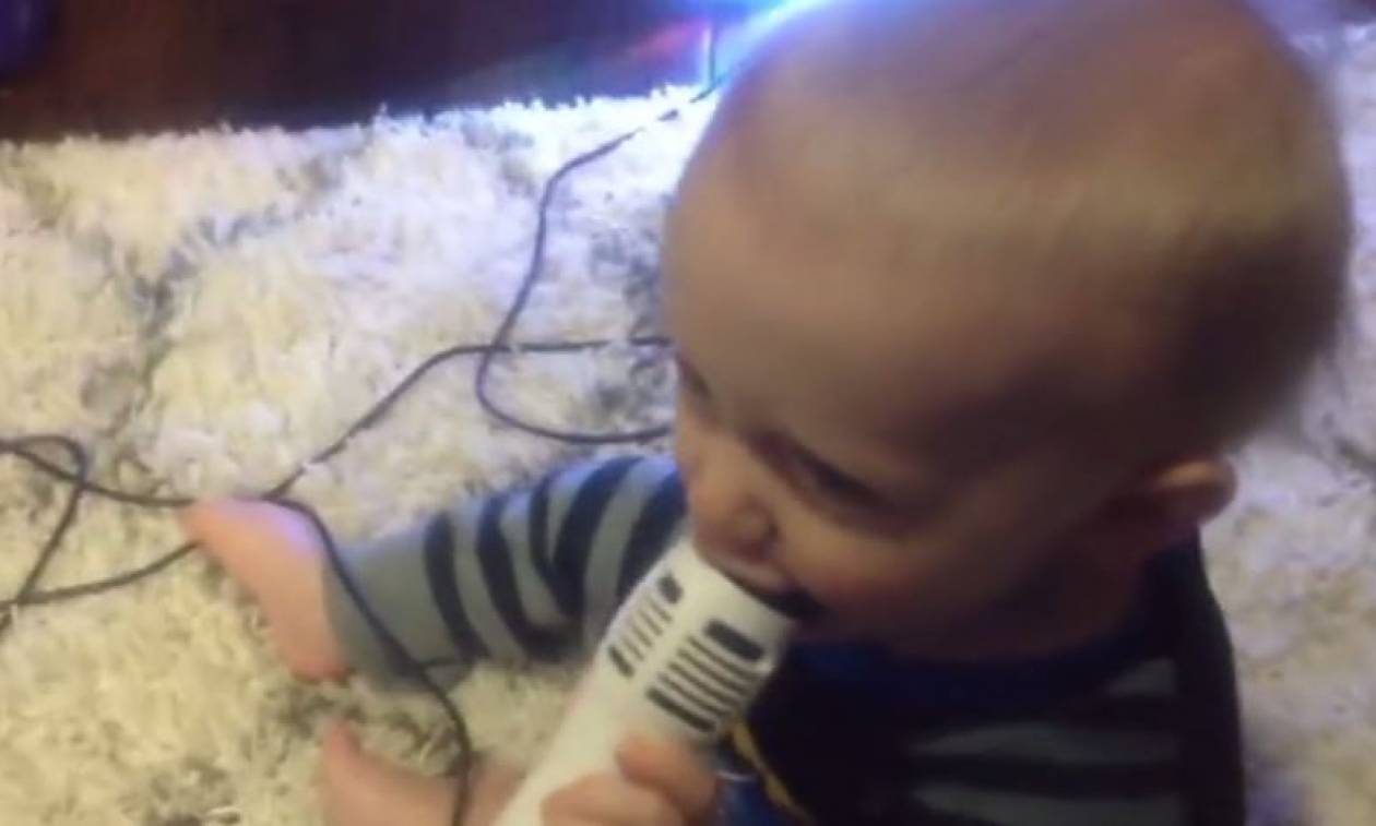 Η αντίδραση ενός μωρού όταν του δίνεται ένα μικρόφωνο (vid)
