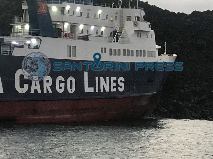 Σαντορίνη: Αρχίζουν οι προσπάθειες αποκόλλησης του φορτηγού πλοίου «Νέαρχος» (pics)