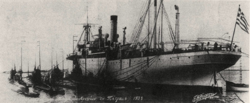 Φωτογραφία που δόθηκε σήμερα στη δημοσιότητα και εικονίζει Μοίρα τεσσάρων υποβρυχίων τύπου "Πρωτεύς" στο λιμάνι των Πατρών μαζί με το συνοδό υποβρυχίων πλωτό συνεργείο "Ήφαιστος" σε συνδυασμένες ασκήσεις τον Ιούνιο του 1938 , Κυριακή 28 Οκτωβρίου 2018. Πο