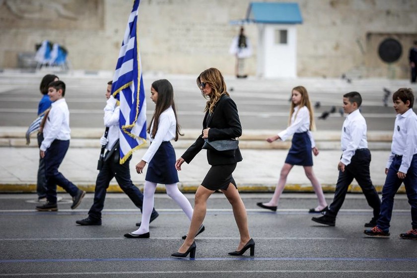 Ένταση στη μαθητική παρέλαση στην Αθήνα: Φώναξαν συνθήματα. κρατώντας τη σημαία της Βεργίνας