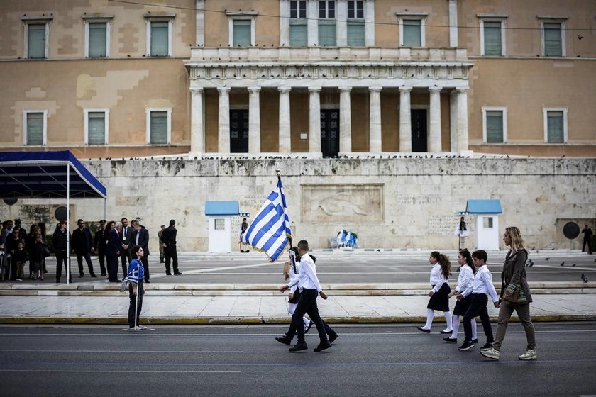 Ένταση στη μαθητική παρέλαση στην Αθήνα: Φώναξαν συνθήματα. κρατώντας τη σημαία της Βεργίνας