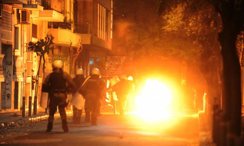 Επεισόδια γύρω από το Πολυτεχνείο: Έκαψαν σημαία - Τραυματίστηκε αστυνομικός