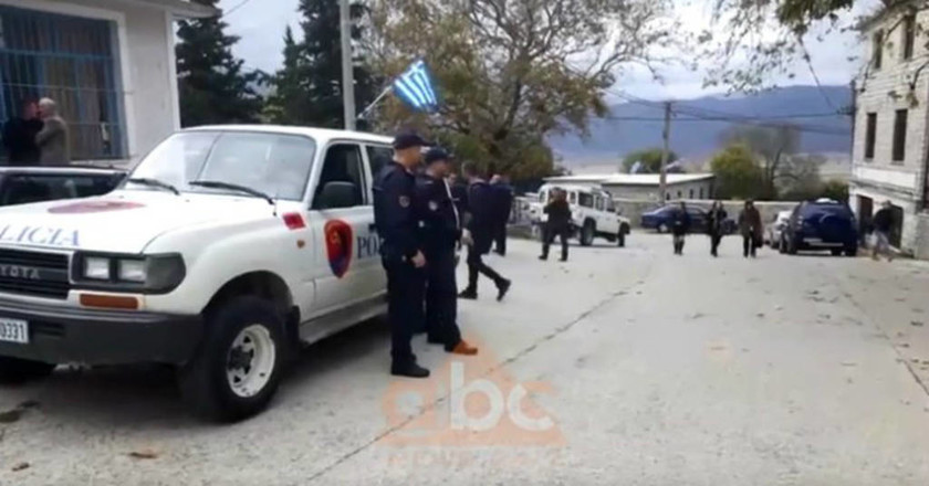 Αργυρόκαστρο: Ομογενής ύψωσε την ελληνική σημαία, την κατέβασαν και άνοιξε πυρ
