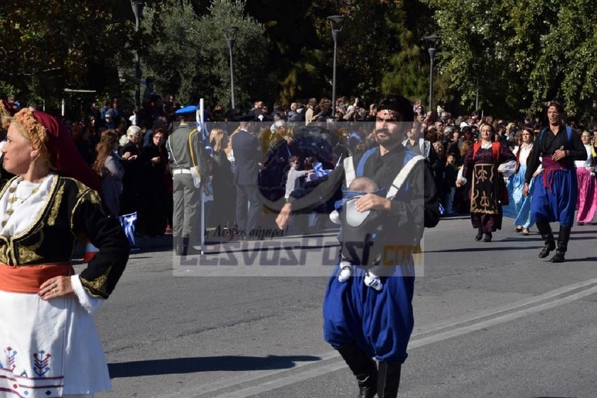  Μυτιλήνη: Συγκίνησε η παρέλαση… νεογέννητου! Το είχε σε μάρσιππο ο περήφανος μπαμπάς (pics) 