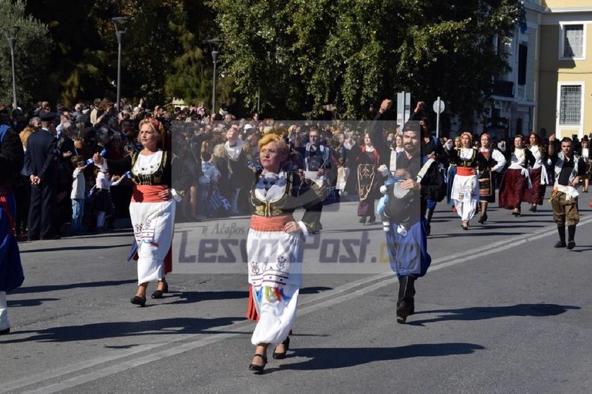  Μυτιλήνη: Συγκίνησε η παρέλαση… νεογέννητου! Το είχε σε μάρσιππο ο περήφανος μπαμπάς (pics) 