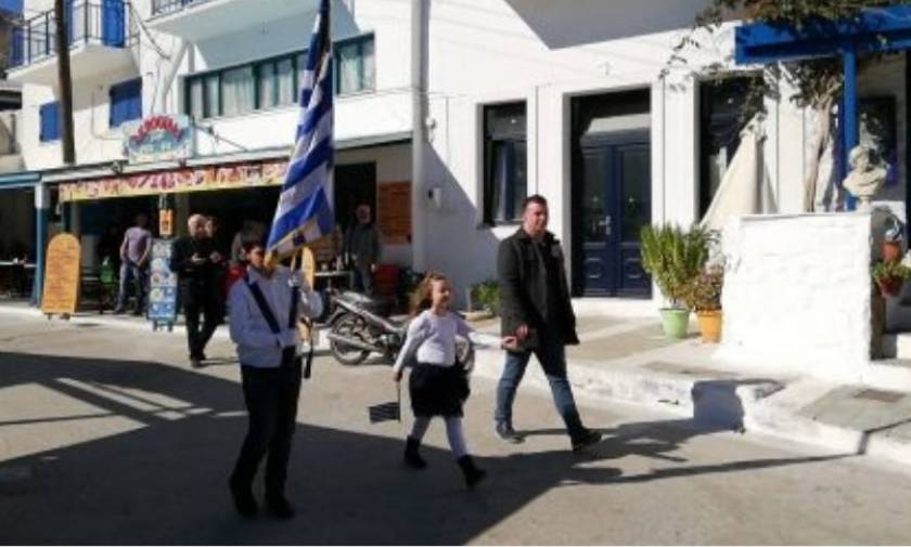 Νάξος: Η συγκινητική παρέλαση δύο μικρών μαθητών στον Απόλλωνα (vid+pics)