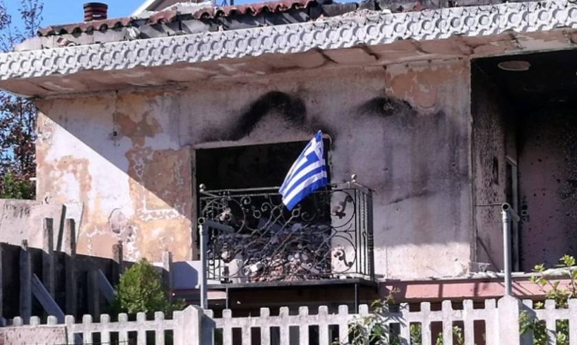 Μάτι: Ύψωσε την ελληνική σημαία στα αποκαΐδια του σπιτιού της (pic)