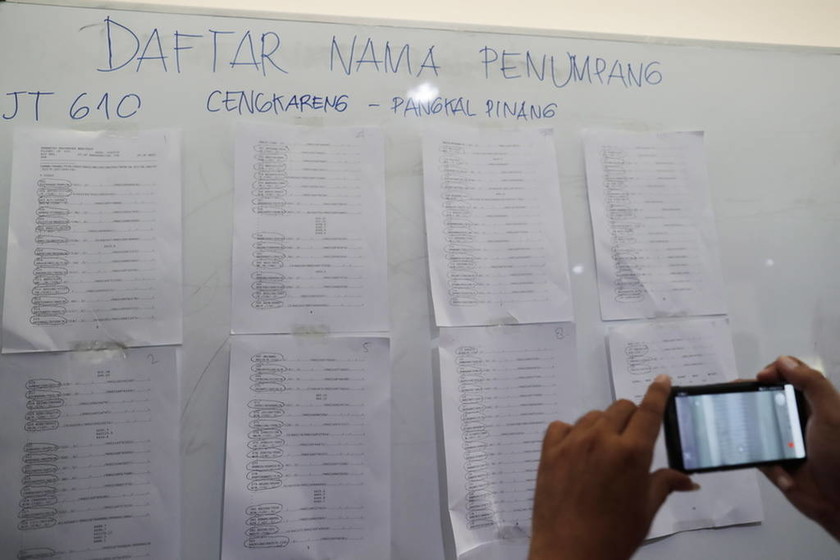 Αεροπορική τραγωδία στην Ινδονησία: Σβήνουν οι ελπίδες για επιζώντες (pics+vids)