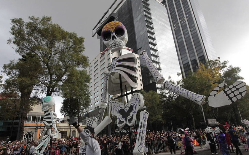 Χιλιάδες Μεξικανοί γιορτάζουν την «Ημέρα των Νεκρών» (pics)