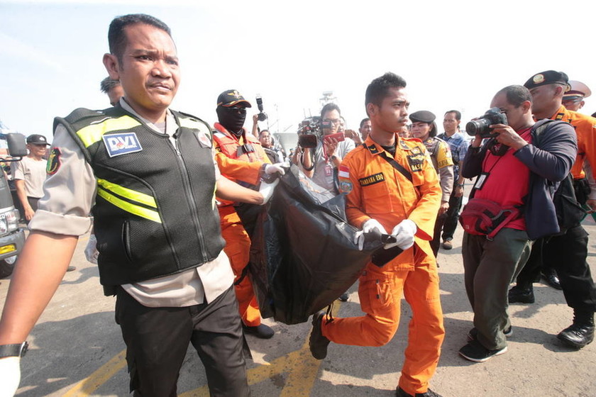 Ανείπωτη τραγωδία στην Ινδονησία: «Ξεβράζει» πτώματα η θάλασσα (vids+pics)