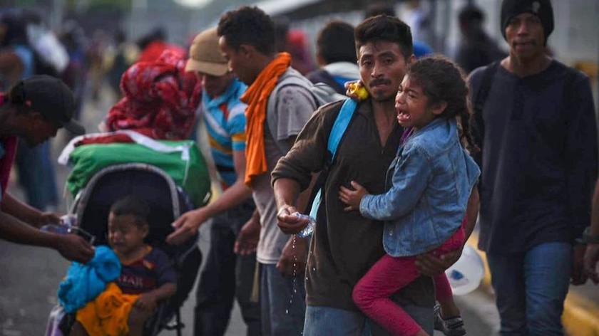Τραμπ για καραβάνι μεταναστών: «Εισβολή στη χώρα μας, ο στρατός σάς περιμένει»
