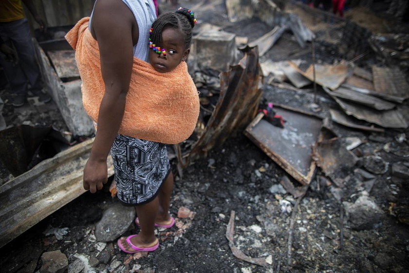 Τραγωδία στη Νότια Αφρική: Ένα μωρό και μια έγκυος ανάμεσα στους νεκρούς της τεράστιας πυρκαγιάς 