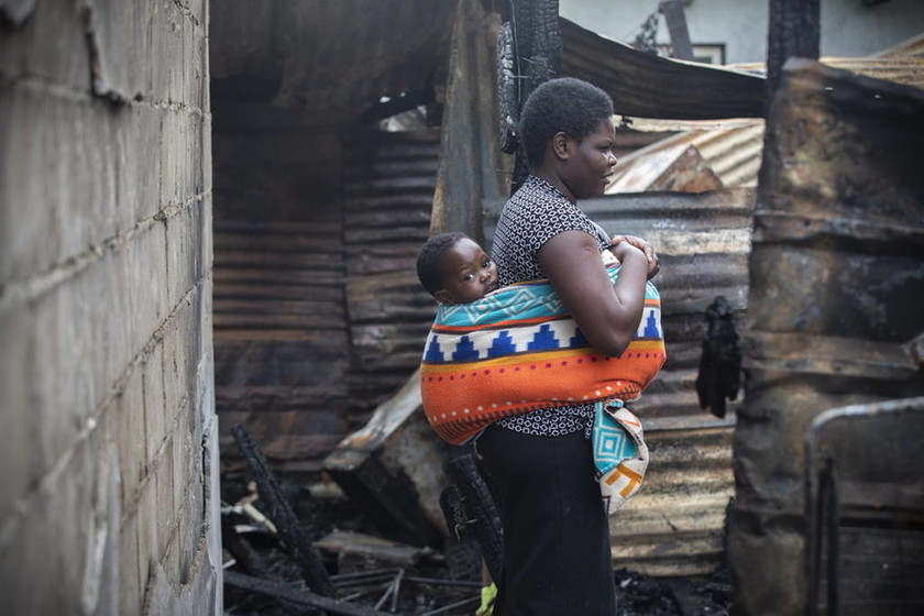 Τραγωδία στη Νότια Αφρική: Ένα μωρό και μια έγκυος ανάμεσα στους νεκρούς της τεράστιας πυρκαγιάς 