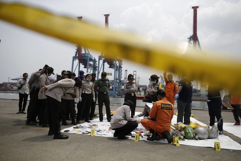 Αεροπορική τραγωδία στην Ινδονησία: Τα «μαύρα κουτιά» θα δώσουν απαντήσεις (pics)