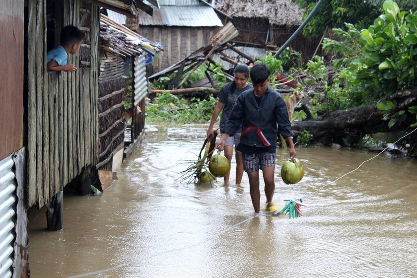 Ο τυφώνας Γιούτου σάρωσε τις Φιλιππίνες: Χιλιάδες άνθρωποι εγκατέλειψαν τα σπίτια τους (pics+vid)