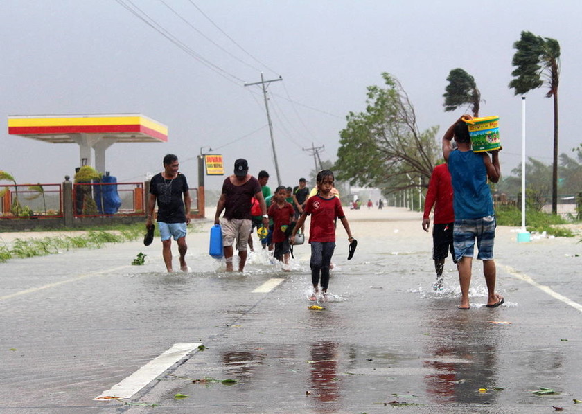 Ο τυφώνας Γιούτου σάρωσε τις Φιλιππίνες: Χιλιάδες άνθρωποι εγκατέλειψαν τα σπίτια τους (pics+vid)