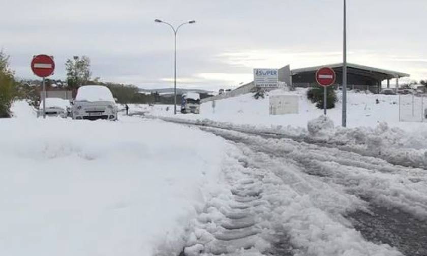 Γαλλία: Χάος στους δρόμους από τις πρωτοφανείς για την εποχή χιονοπτώσεις (pics+vid)