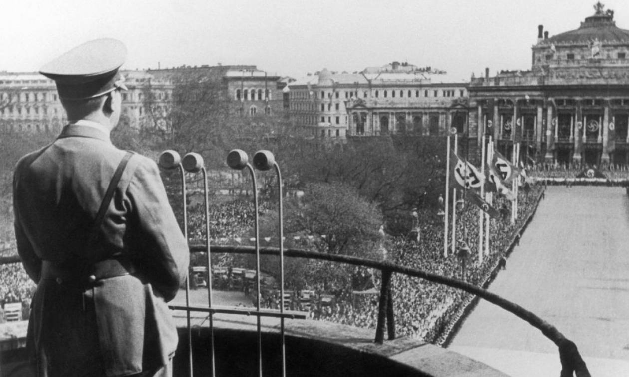 Δεν αντέχουν να το βλέπουν: Γκρεμίζεται έπειτα από 80 χρόνια «το μπαλκόνι του Χίτλερ»; (Pics+Vid)