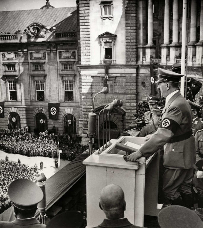 Δεν αντέχουν να το βλέπουν: Γκρεμίζεται έπειτα από 80 χρόνια «το μπαλκόνι του Χίτλερ»; (Pics+Vid)