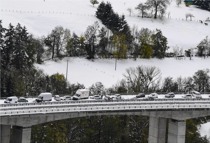 Συναγερμός στην Ευρώπη από φονική θεομηνία: Εικόνες Αποκάλυψης με ισχυρές καταιγίδες και χιόνια