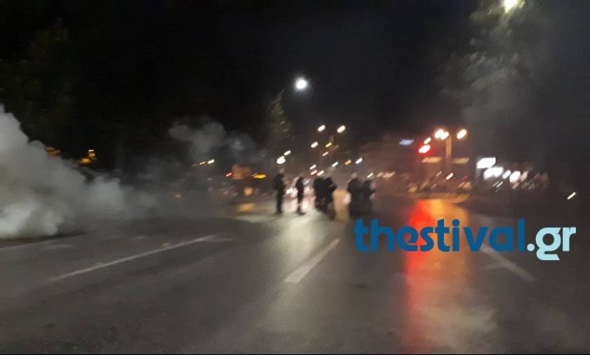 Θεσσαλονίκη: Ένταση και επεισόδια στην πορεία για τον Κατσίφα – Πετροπόλεμος και χημικά (pics+vids)
