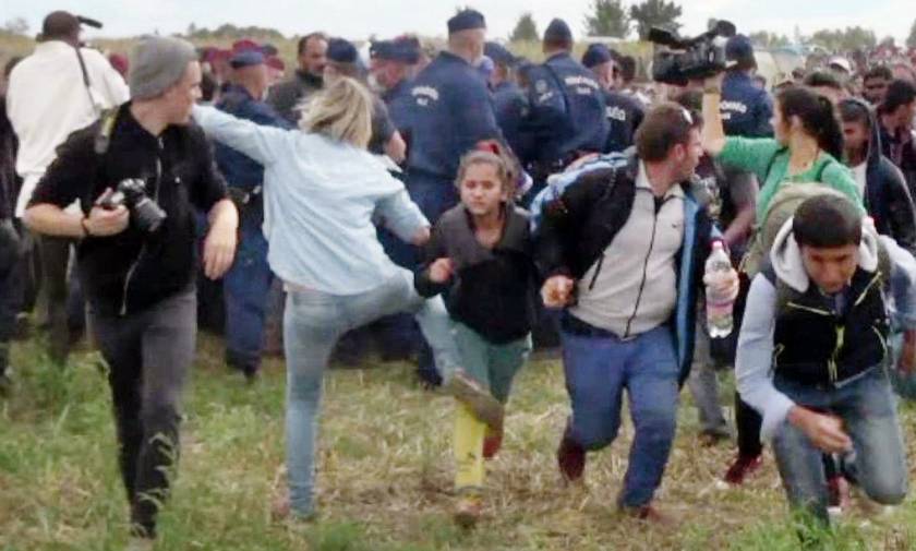 Ουγγαρία: Απαλλάχθηκε η δημοσιογράφος που είχε κλοτσήσει πατέρα και γιο μετανάστες (vid)