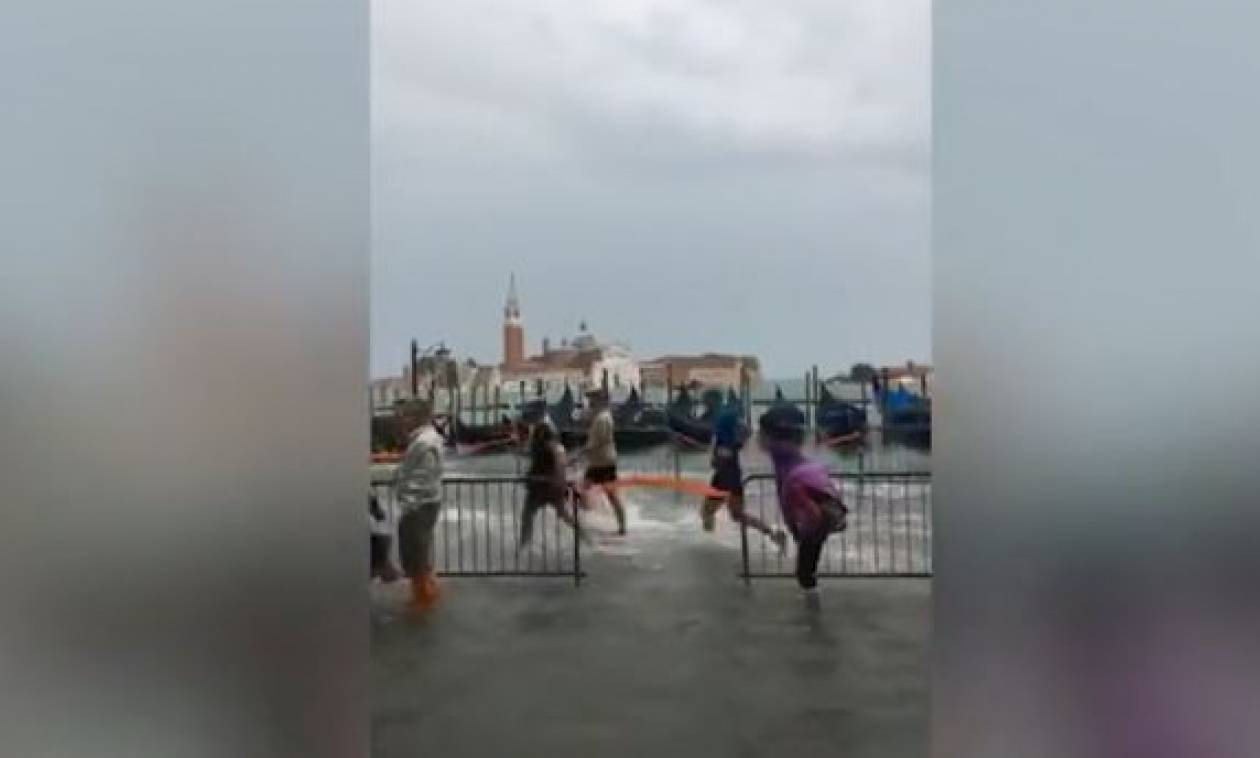 Απίστευτες εικόνες στον μαραθώνιο της Βενετίας: Οι δρομείς τσαλαβουτούσαν στα νερά! (vid)