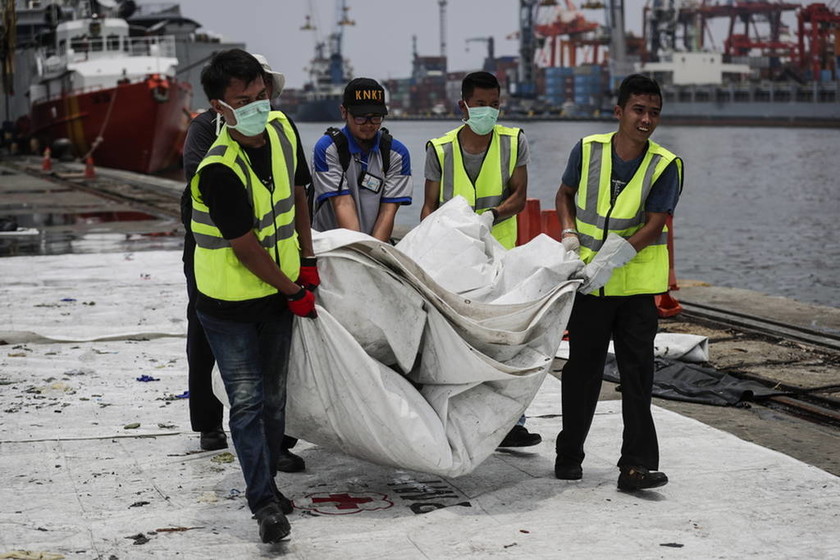 Ινδονησία: Οι πρώτες εικόνες από το βυθισμένο Boeing - Δεμένοι στις θέσεις τους οι νεκροί επιβάτες