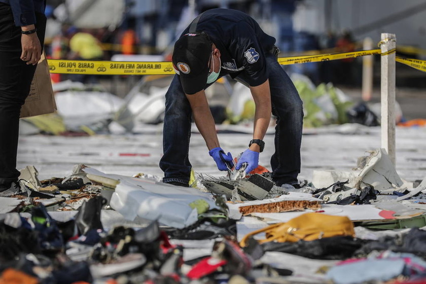 Ινδονησία: Οι πρώτες εικόνες από το βυθισμένο Boeing - Δεμένοι στις θέσεις τους οι νεκροί επιβάτες
