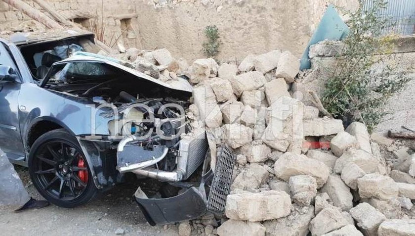 Ηράκλειο: Φρικτό δυστύχημα στο Τυμπάκι - Αυτοκίνητο έπεσε πάνω σε σπίτι - Σοκαριστικές ιεικόνες
